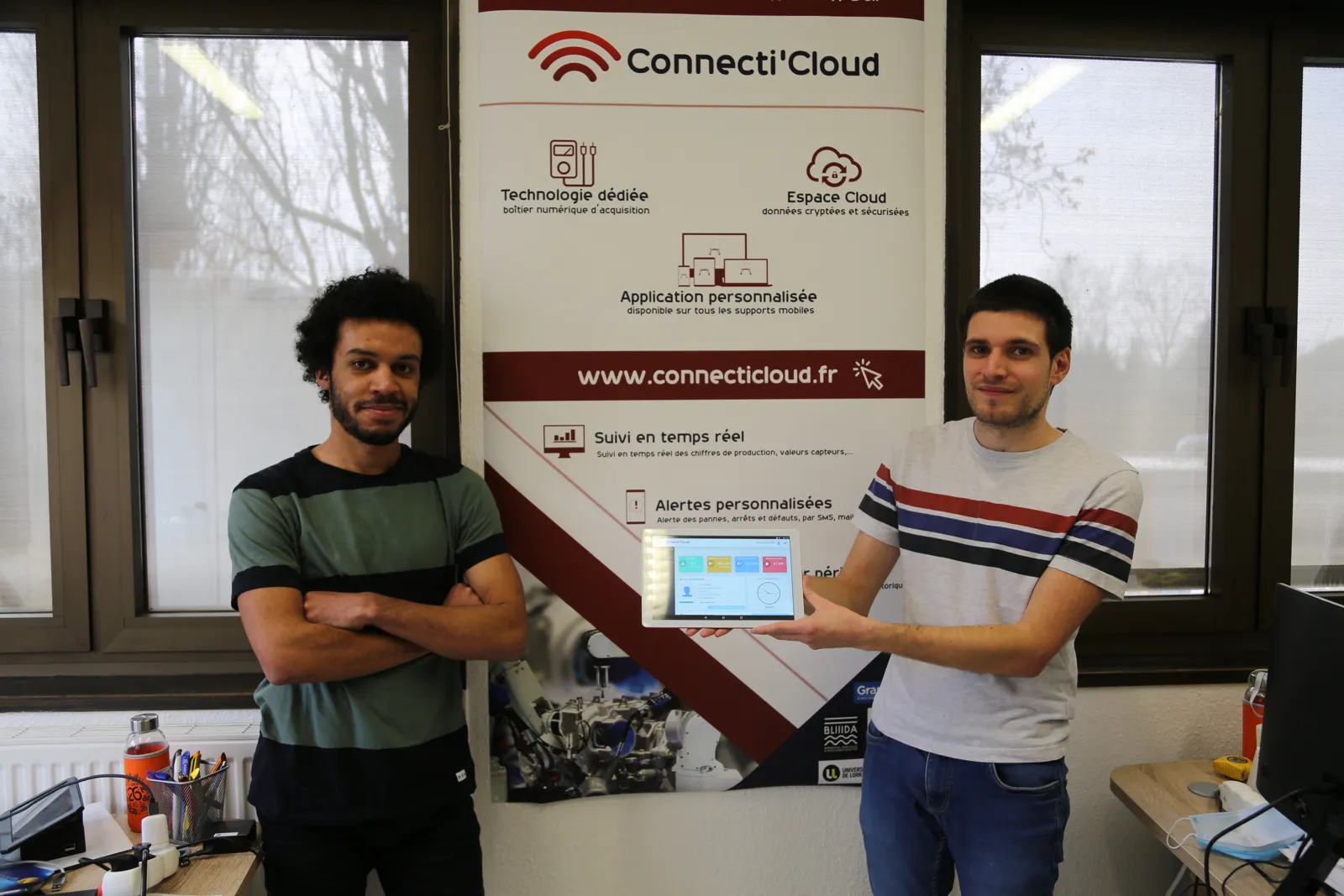 Erwann et Viktor dans leur bureau, tenant une tablette de supervision