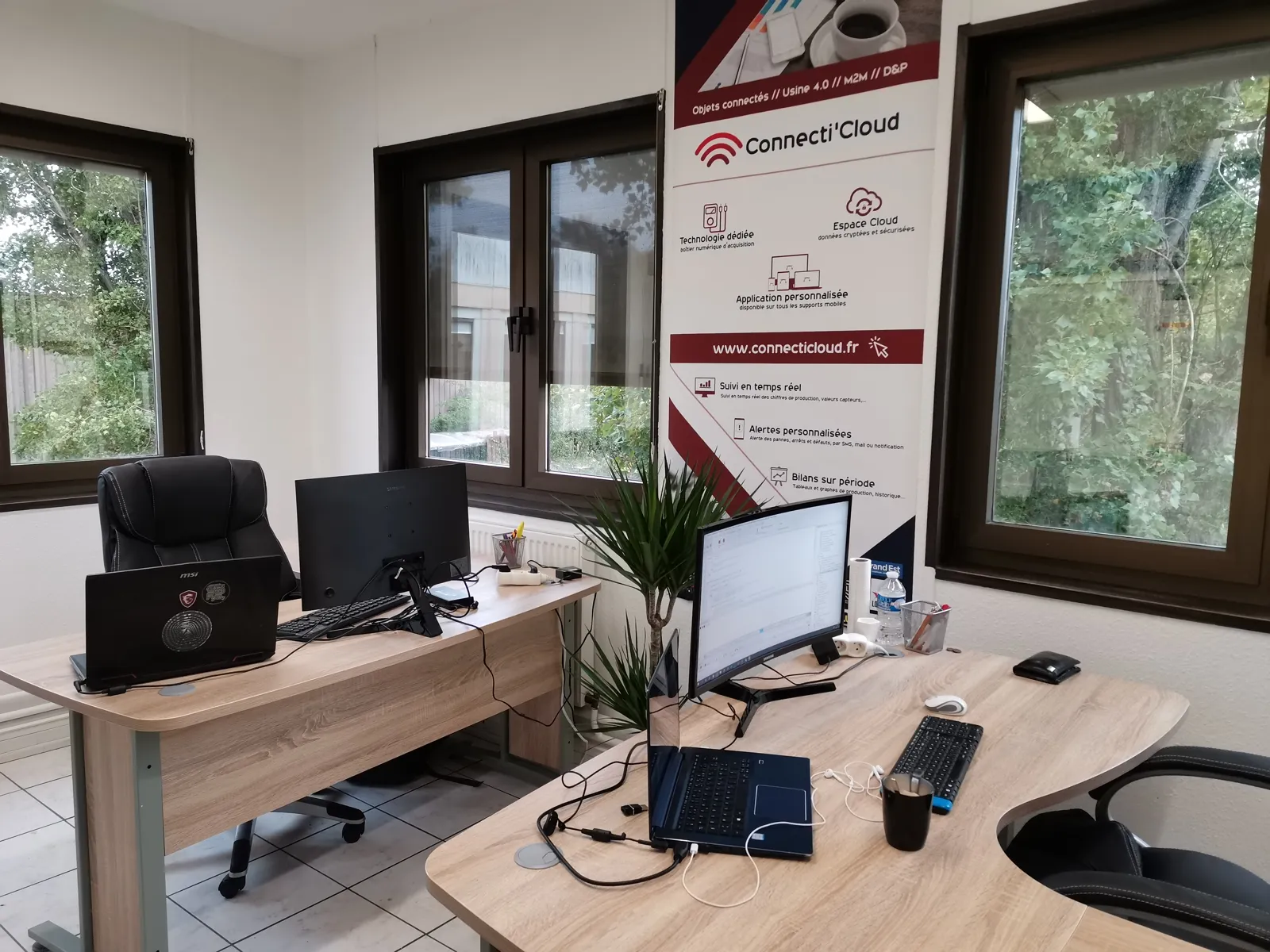 Le bureau de Connecti’Cloud : deux postes de travail face à face, un kakémono au mur