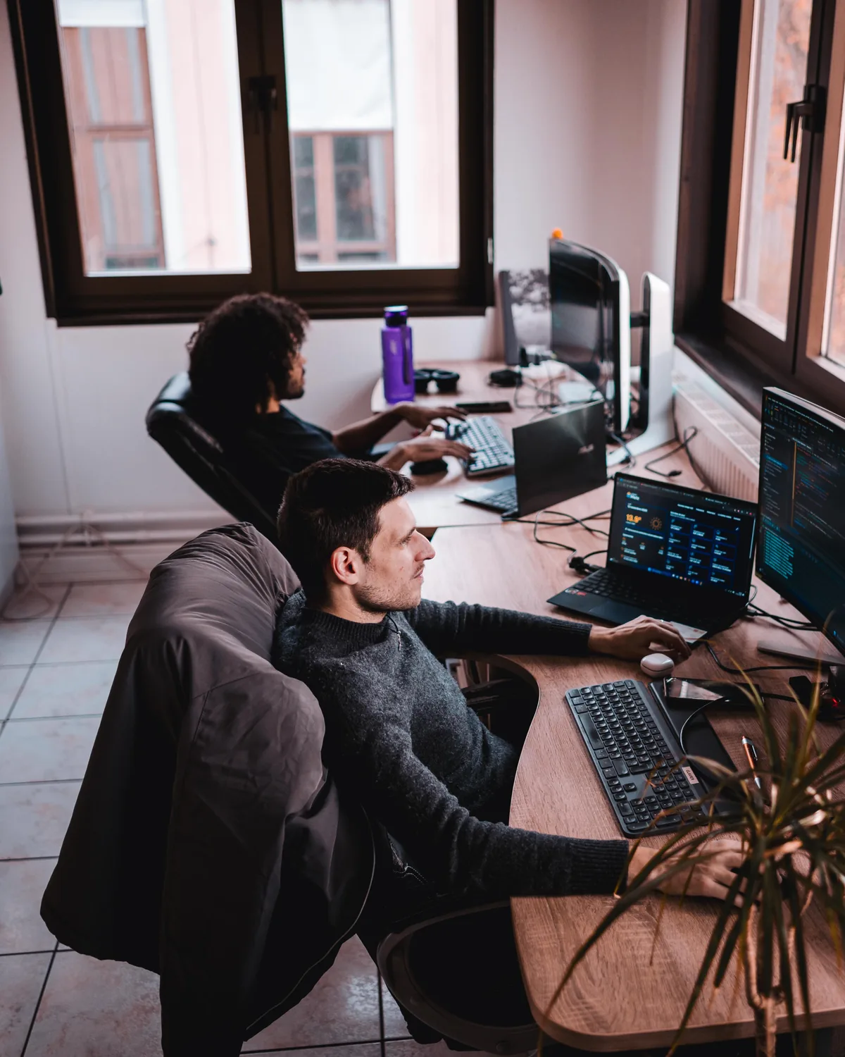 Erwann et Viktor à leurs postes de travail, devant leurs écrans