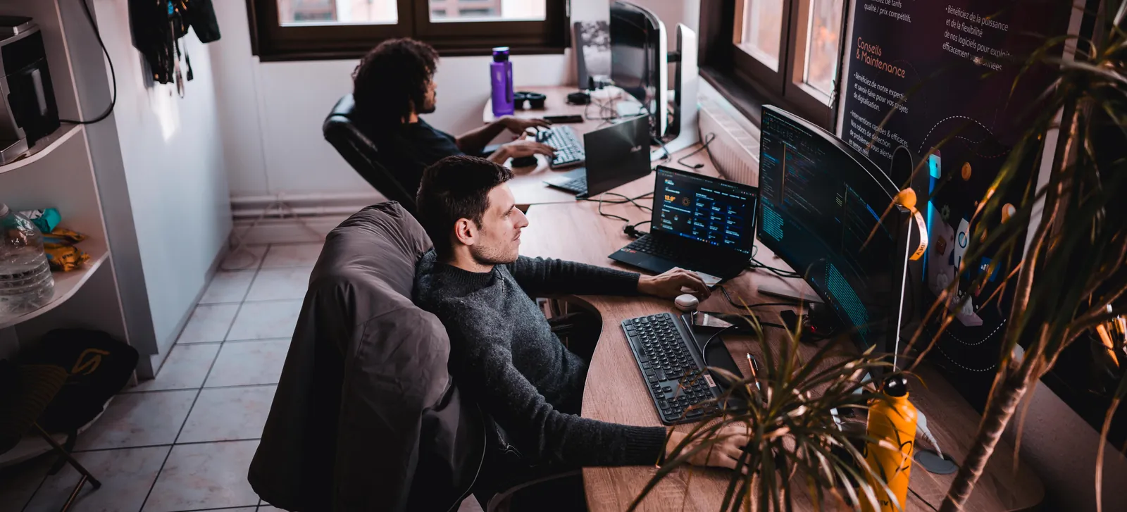 Erwann et Viktor à leurs postes de travail, devant leurs écrans