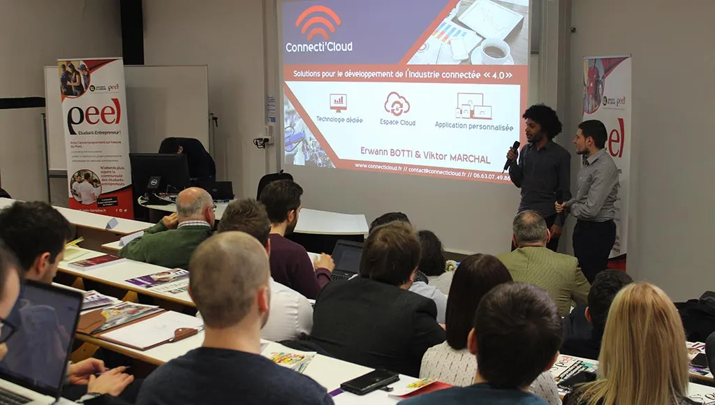 Erwann et Viktor présentent Connecti’Cloud devant une salle, lors du grand oral du PEEL