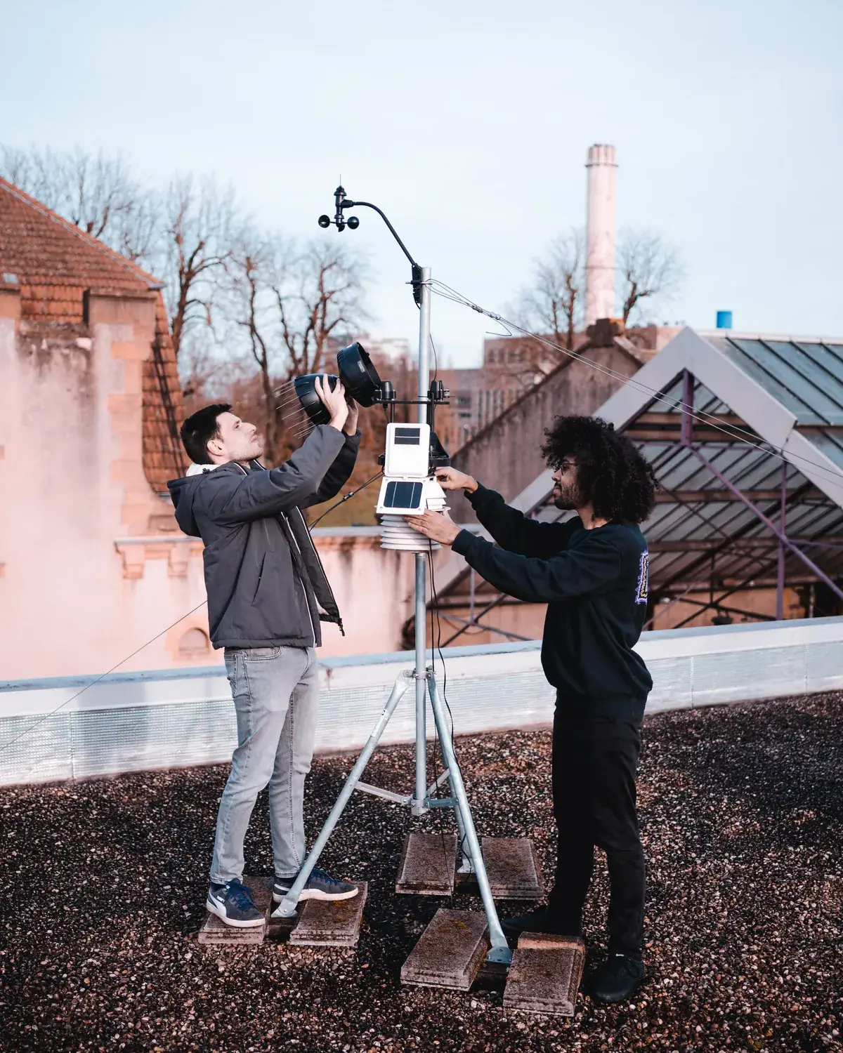 Erwann et Viktor règlent la station météo connectée sur le toit de Bliiida