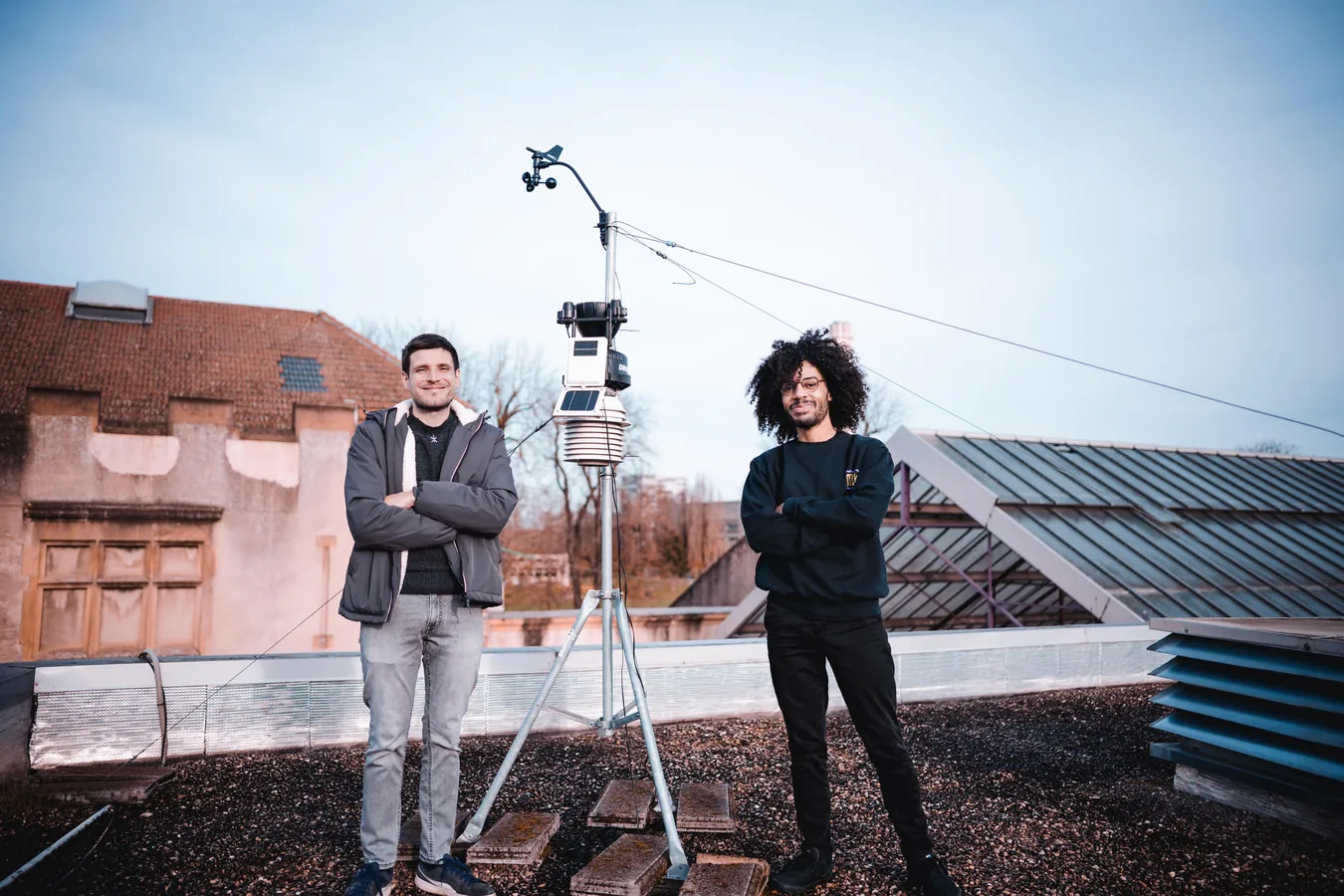 Erwann et Viktor, cofondateurs de Connecti'Cloud, sur un toit de Metz devant une station météo connectée