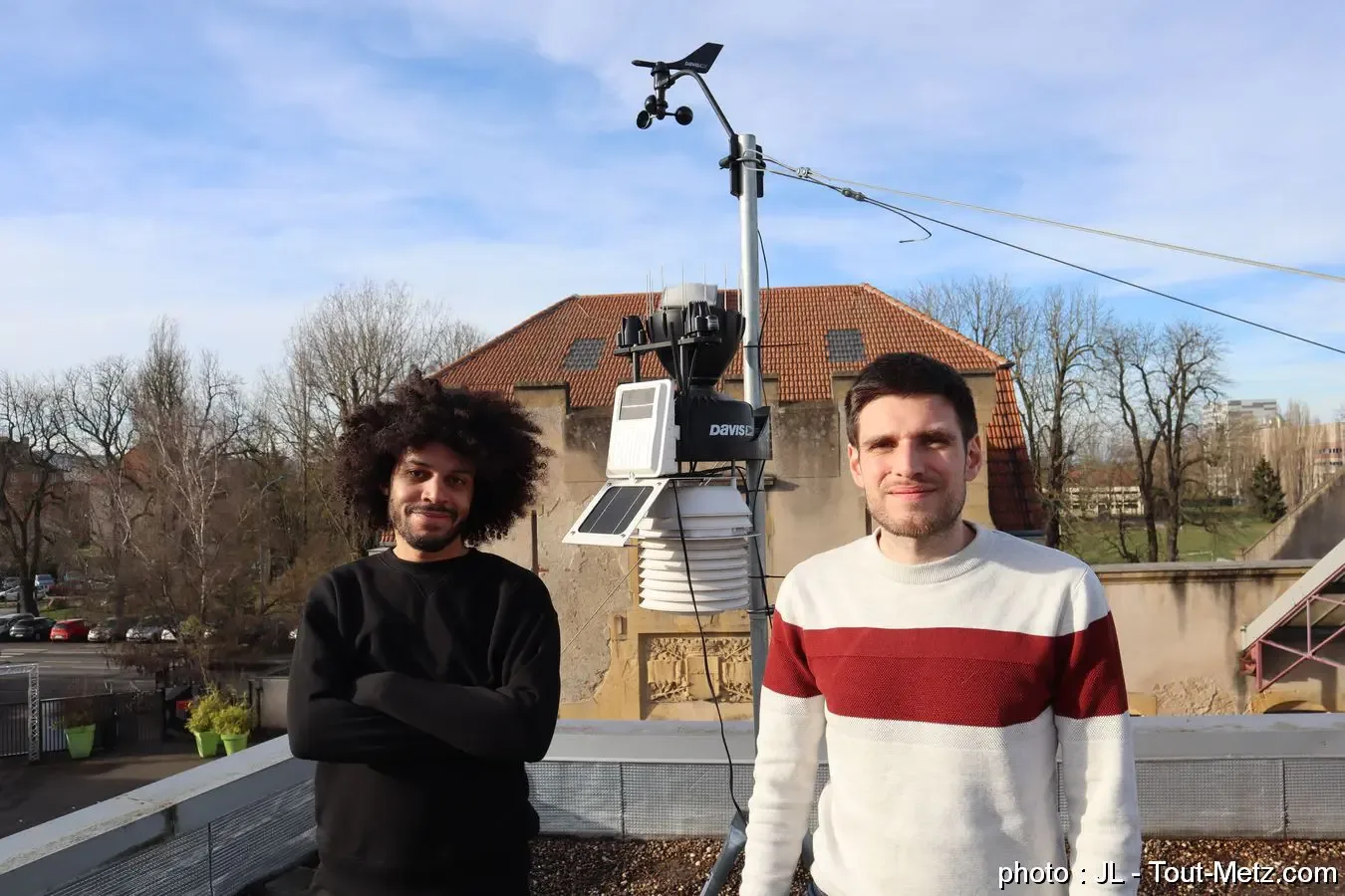 Erwann et Viktor, cofondateurs de Connecti'Cloud, sur un toit de Metz devant une station météo connectée